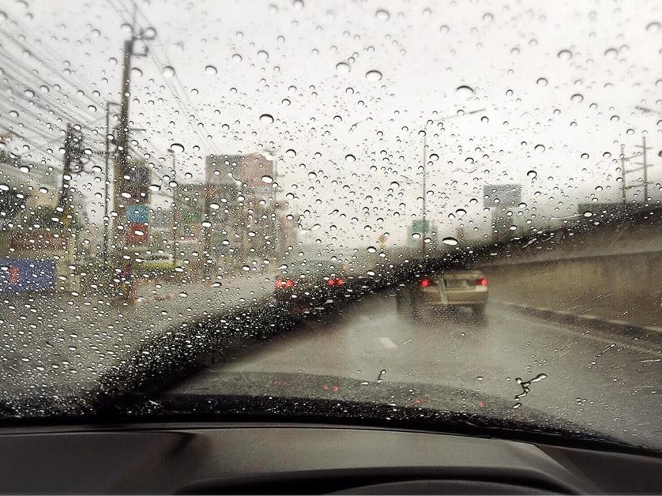 ถนนลื่นจากฝนตก
