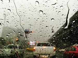ขับรถยนต์ในช่วงหน้าฝน