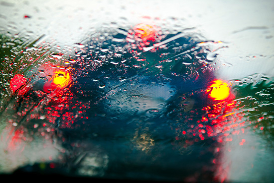 ขับรถยนต์ในช่วงหน้าฝน